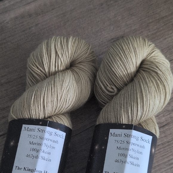 Set of 2 Skeins of Light Golden Fingering Weight Yarn - Picture 8 of 8